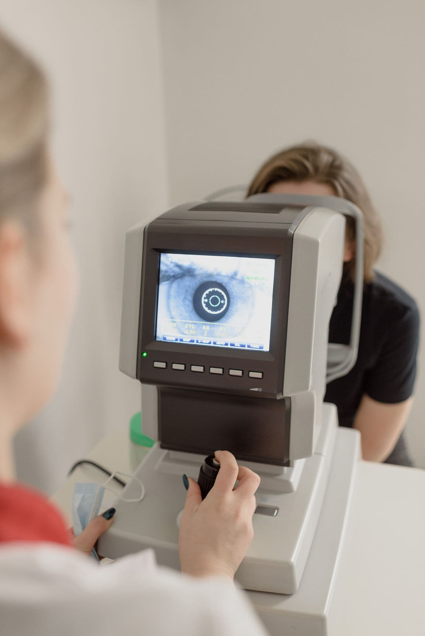 An auto-refractor screen showing an eye during a reading